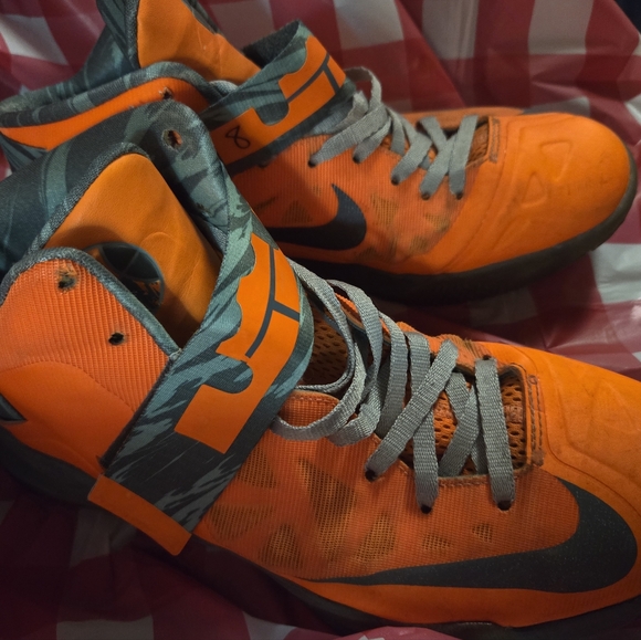 Nike Lebrons - Picture 3 of 4